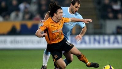 Wolves announce Hunt signing