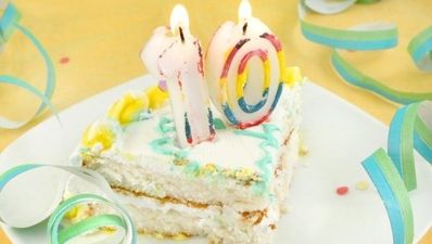 Apple goes social as iTunes turns 10