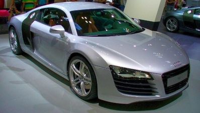 Video: Child destroys field in Audi R8