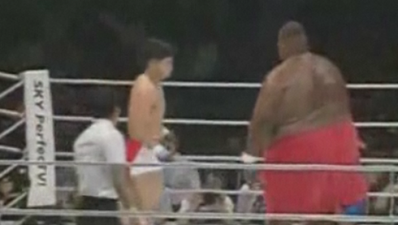 Video: MMA fighter takes on opponent nearly 4x heavier than him