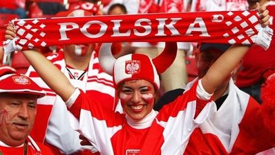 How do you say ‘Is John Delaney buying the drink’ in Polish?