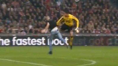 Video: AZ Alkmaar goalkeeper goes kung-fu fighting with crazy supporter