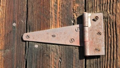 Fixing a squeaking hinge