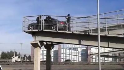 Video: Man gets his car stuck on a pedestrian bridge