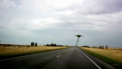 Video: Russian fighter jet flies low over cars on motorway