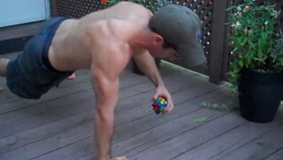 Video: Bloke solves a Rubik’s Cube while doing one-handed push ups