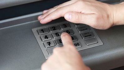 Video: Cockney ATM dispenses ‘bangers and mash’