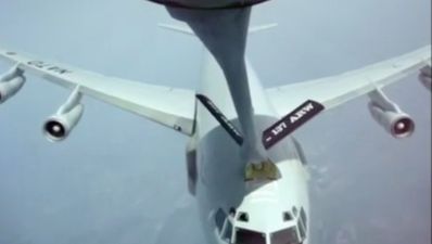 Video: Refuelling a plane mid-air is a seriously dangerous job