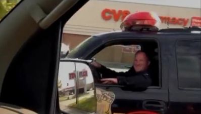 Video: Jackass cop laughs in the face of a citizen’s arrest