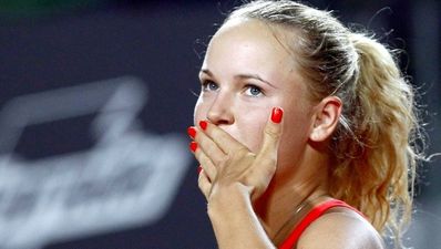 Video: Caroline Wozniacki stuffs her bra and pants to look like Serena Williams