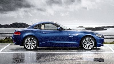 Video: Woman attempts to park her BMW Z4, fails miserably