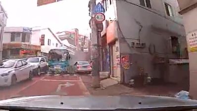 Video: Korean driver lucky to escape runaway bus