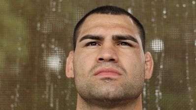 Video: Velasquez beats dos Santos to win back the UFC Heavyweight Title