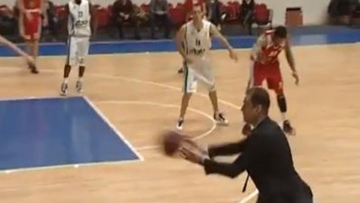 Video: Russian basketball coach somehow makes a great assist