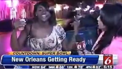 Video: News reporter gets rid of a videobomber like a boss