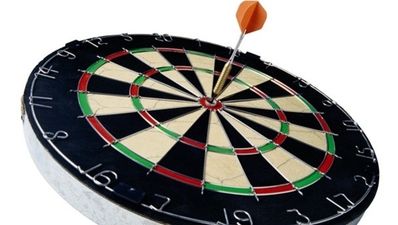 Video: Priceless reaction after darts player fails to hit the board