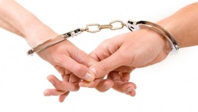 Idiotic Incident of the Week: Taco Bell worker handcuffs himself to a girl for a date