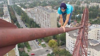 Video: Balls of steel or a man with a death wish?