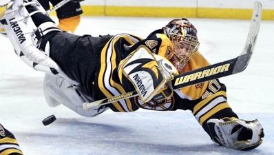 Video: Ice hockey goalie has a funny freak out