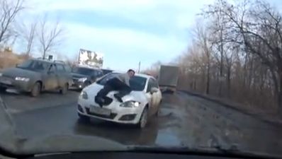 Video: Never stand in front of a p*ssed off driver