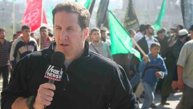 Video: News reporter blocks pranksters like a boss