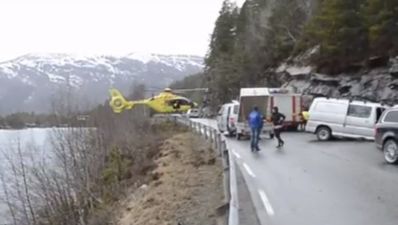 Video: Now that’s skill… Chopper pilot balances on crash barrier