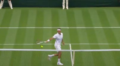 Video: Federer shows an incredible bit of skill in his usual casual style