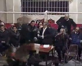 Video: Independiente hold a meeting with fans after being relegated. Fans throw chairs and tables at club President