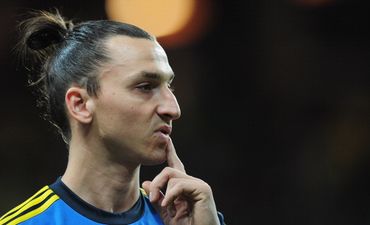 Video: Zlatan throws ball at opposition keeper’s face, claims it was a no-look pass