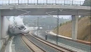 Video: The shocking last moments of the Compostela train crash