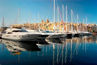 Video: Sailor gets his timing wrong and sails straight into drawbridge