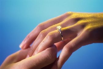 Pic: Man expertly ruins marriage proposal with accidental photobomb