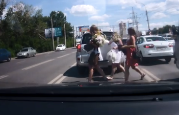 Video: Three beautiful women cause a three-car pile up in Russia