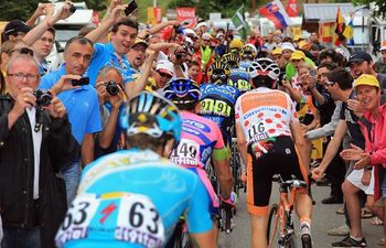 Video: Fans belt out The Fields of Athenry at the Irish Corner on Alpe d’Huez