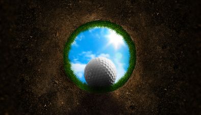 Video: Amateur golfer sinks incredible putt