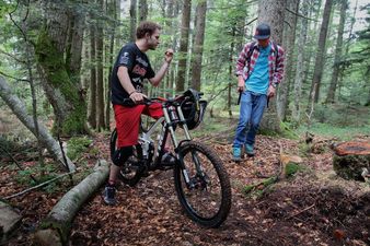 Video: Downhill mountain biker jumps over Chris Froome in the Tour de France