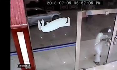 Video: Saudi man really, really tries in vein to rob shop