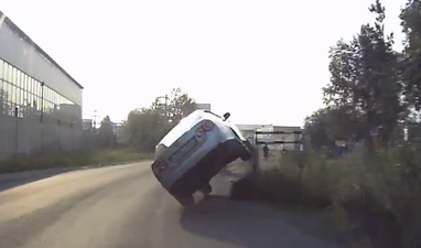 Video: Small railing flips car