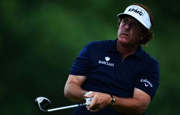 Video: Mickelson proves even the best can make some God-awful shots