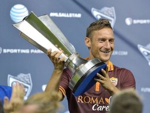 Pic: Roma captain Francesco Totti trolls THAT Ashley Cole Roma team photo and it’s bloody hilarious