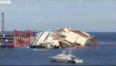 Video: Timelapse shows the Costa Concordia being raised in just 60 seconds