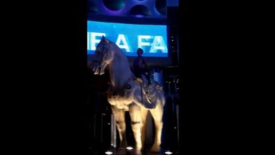 Video: Irish lad on J1 climbs aboard a large horse statue in Las Vegas