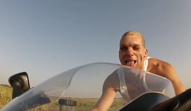 Video: Idiot biker does 240kph without a helmet