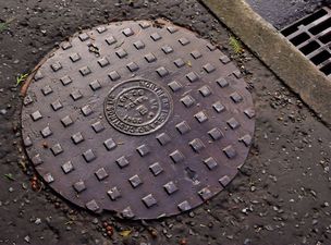 Pic: Eight lads, one hole…