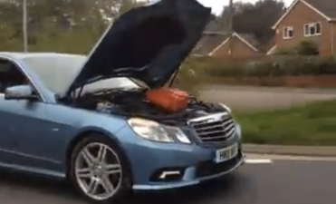 Video: Bloke drives his Mercedes with the bonnet up on a main dual carriageway