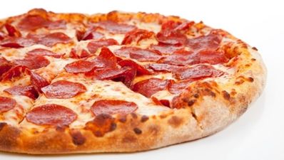 Video: Drunken reveller can’t remember ordering the pizza he’s holding