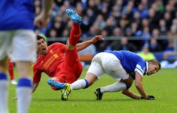 Video: Kevin Mirallas probably has been knocked off Luis Suarez’s Christmas card list