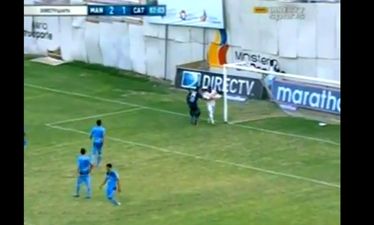 Video: Outbreak of handbags when team refuse to give the ball to the opposition