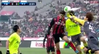 Video: Colombian player knocked out after simultaneous punch and accidental headbutt