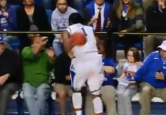 Video: A truly spectacular own basket from college basketball in the US